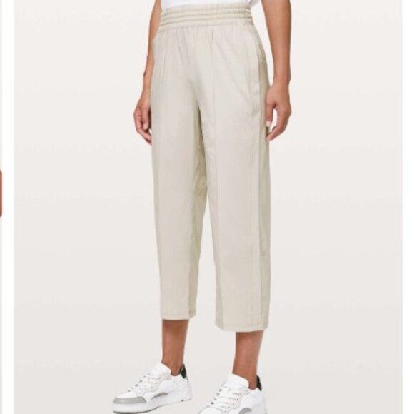 NWT Lululemon Wanderer Crop Silverstone Size 6 - Picture 1 of 6